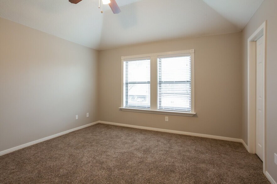 Building Photo - 501 Hunters Ln