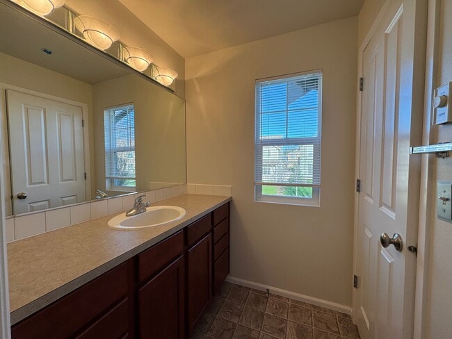 Building Photo - 2 Bed, 3 Bath in Cordata Neighborhood