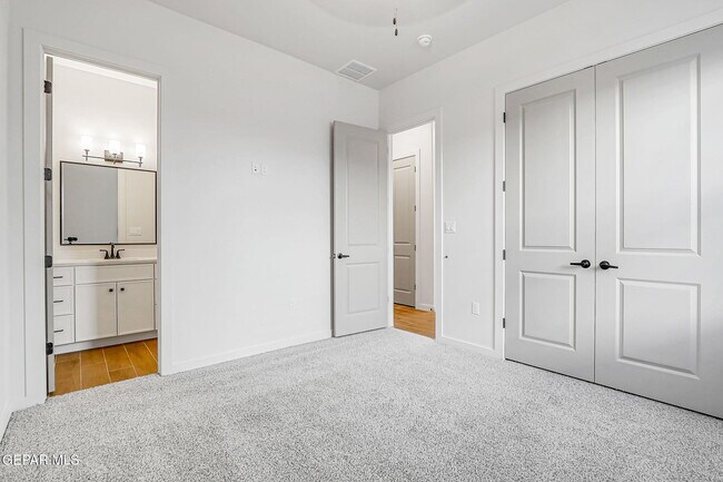 Building Photo - 832 Eltham Dr