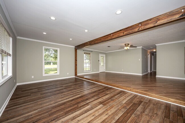 Building Photo - Move in ready 3 Bed 2 Bath Home in East Central School District!