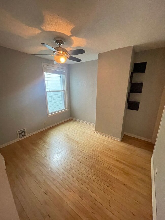 Building Photo - AVAILABLE NOW - 3 Bedroom/1.5 Bath Home with Lake views!