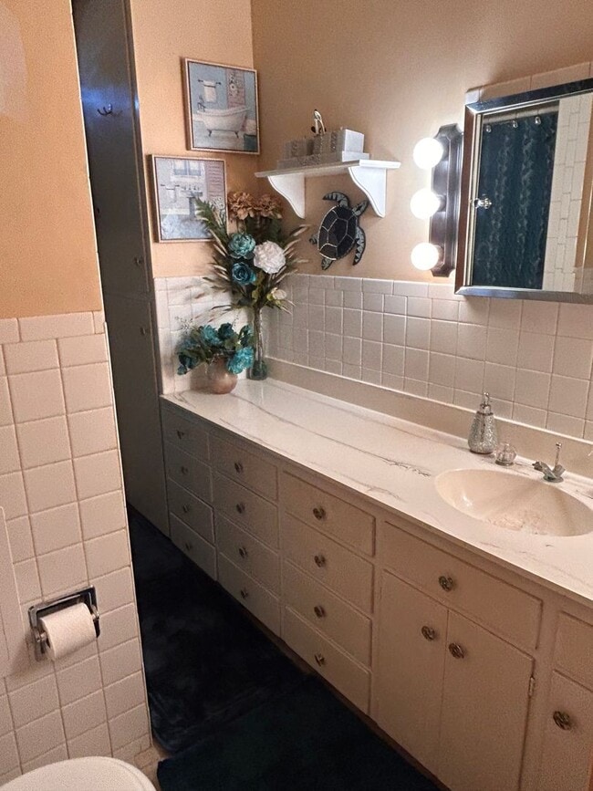 Building Photo - Lovely Historical Home