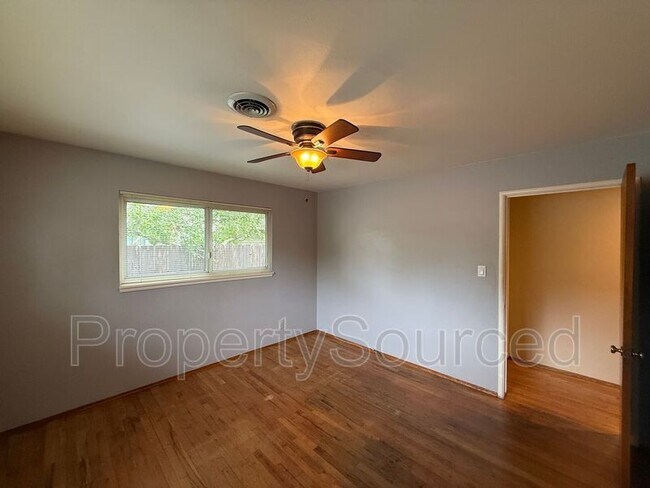 Building Photo - 1537 Maplewood Dr