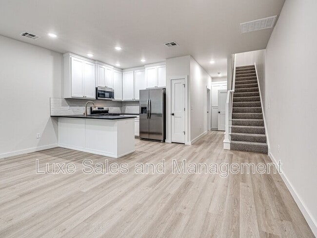 Building Photo - 612 W 2nd St