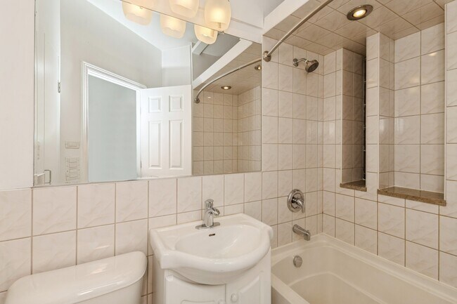 Building Photo - 1327 W Addison St