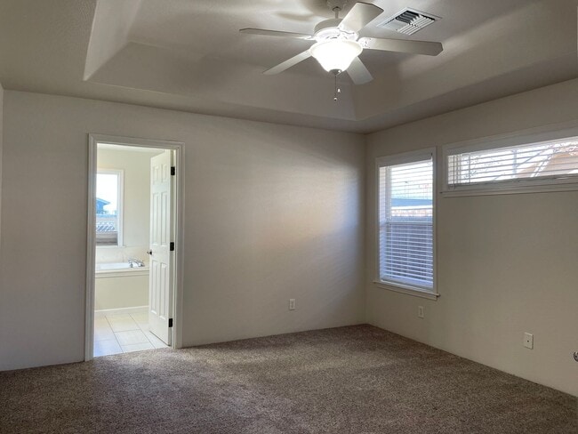 Building Photo - Stunning 3 Bedroom 2 Bath Home- Located in Friendly Central Point-Over 1600 Sq. Ft.