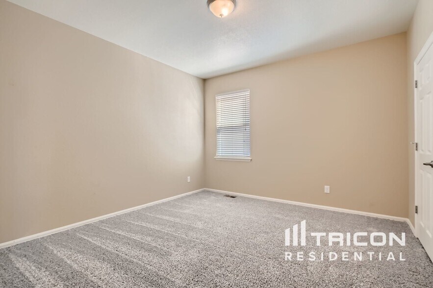 Building Photo - 4095 Eagle Ridge Way