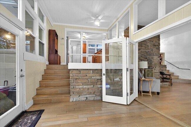 Building Photo - 1205 Gardenia Dr