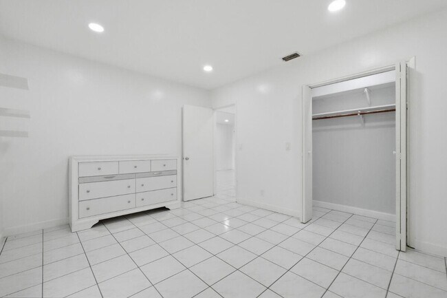 Building Photo - 1201 N Victoria Park Rd