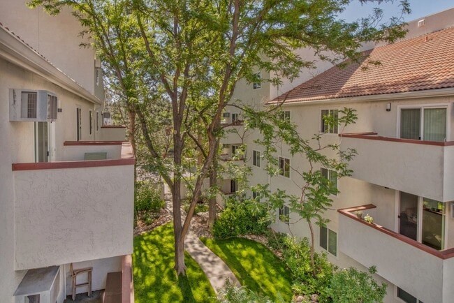 Building Photo - 5625 S Sycamore St