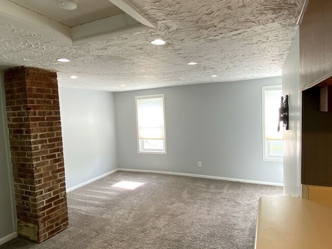 Building Photo - Nice 2 bedroom 1 Bath Upper Unit in Quiet area