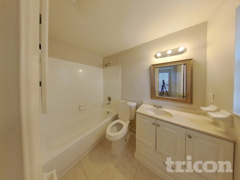 Building Photo - 907 Briarcliff Dr