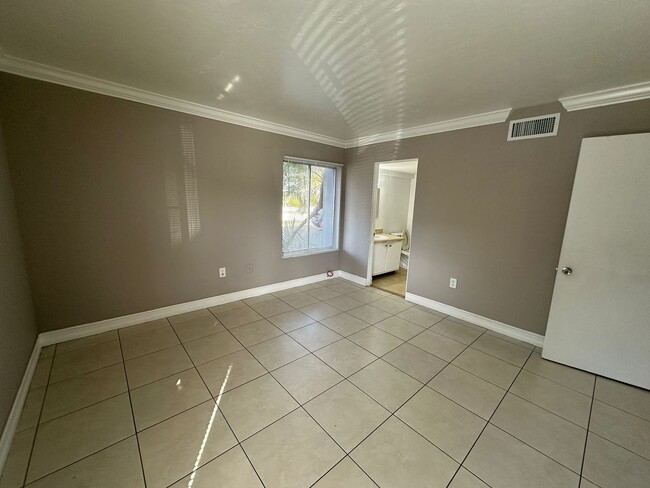 Building Photo - 1830 Maravilla Ave