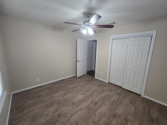 Building Photo - Great updated 4 bedroom 2.5 bath home, 2 c...
