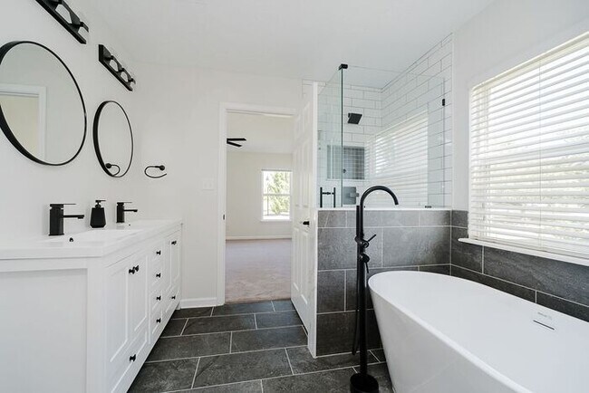 Building Photo - Beautifully Updated Carmel Ranch in Haverstick – Walk to Prairie Trace!