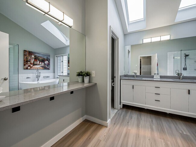 Building Photo - AVAILABLE NOW! Sun-Filled 3-Bed, 2.5-Bath Home with Golf Course Views in Bloomfield Hills