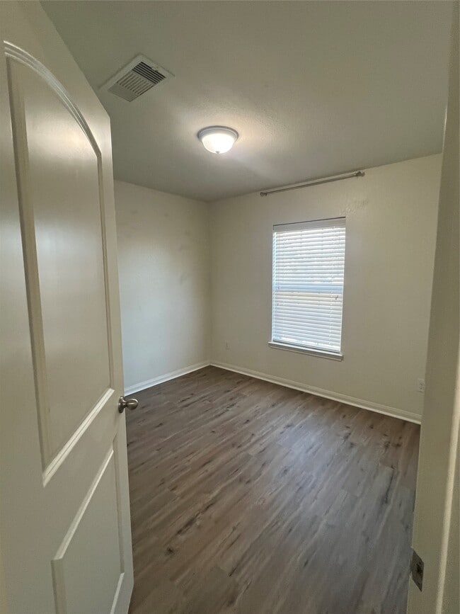 Building Photo - 5502 Rainbow Rd.