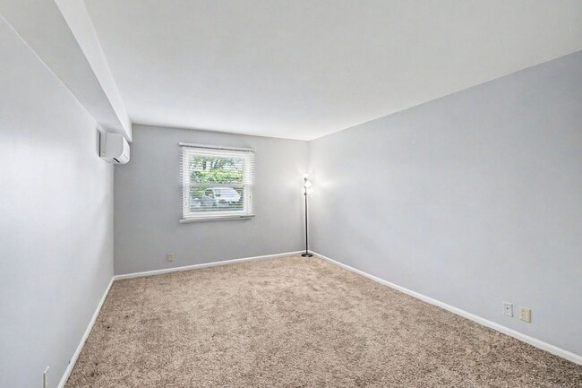 Building Photo - Fantastic 1BR/1BA condo in the desirable Georgetown Condominiums in the heart of Green Hills!