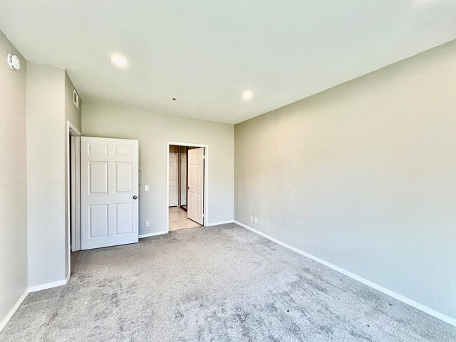 Building Photo - Newly remodeled 2B/2BA Condo w/ reserved p...