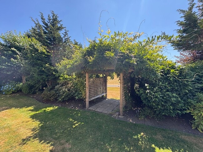 Building Photo - 3 Bed, 2 Bath PLUS Bonus Room SHORT TERM R...