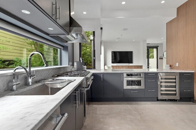 Building Photo - 1208 Hillside Ave