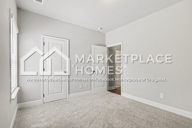 Building Photo - 90 Hawthorn Ln