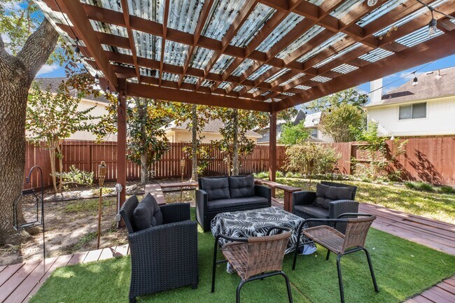 Building Photo - 15826 Jamie Lee Dr