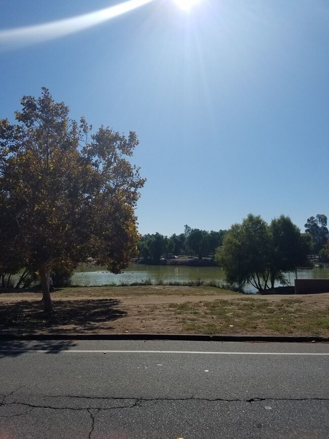 Building Photo - 2 Bedroom, 2 Bath condo in Secured complex...