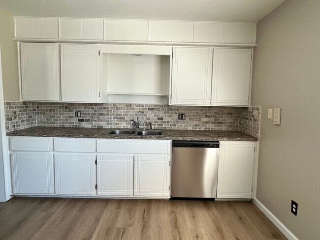 Building Photo - 4203 SE Dorchester- Available now!