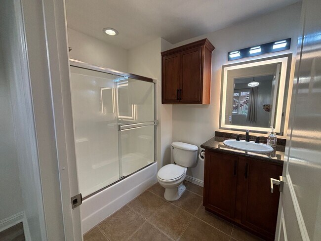 Building Photo - Updated one bedroom is ready for its new r...