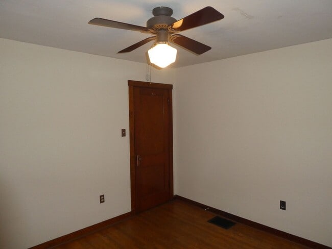 Building Photo - Charming Home Downtown