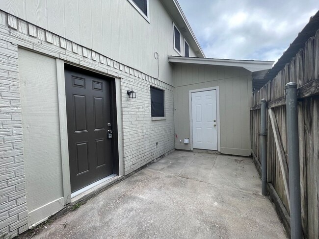 Building Photo - 6019 Bedford Dr