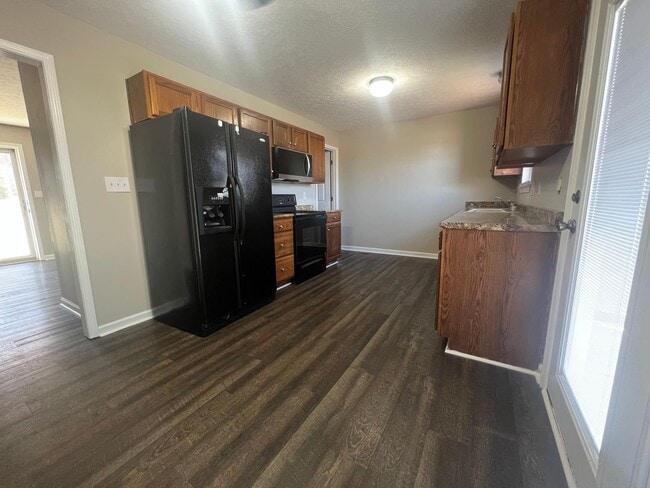 Building Photo - Four bedroom home in Plum Springs with fully finished basement