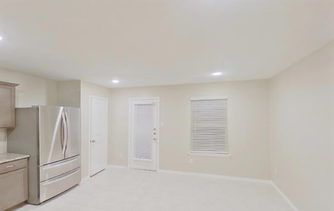 Building Photo - MOVE IN READY