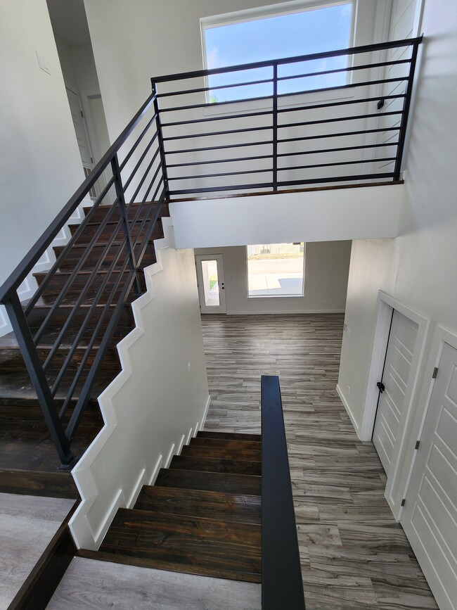 Building Photo - 702 W Seminole Ave