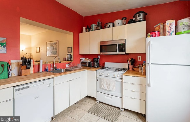 Building Photo - Spacious 4BR Home Steps from Frankford Ave | Private Patio + Tons of Natural Light