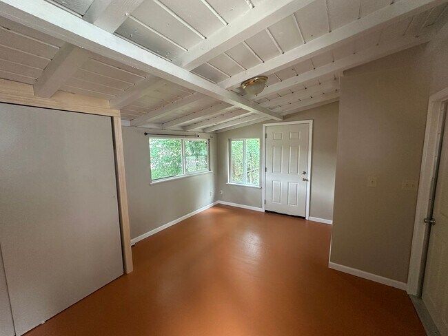Building Photo - 2 BR w/ Bonus Room/Office