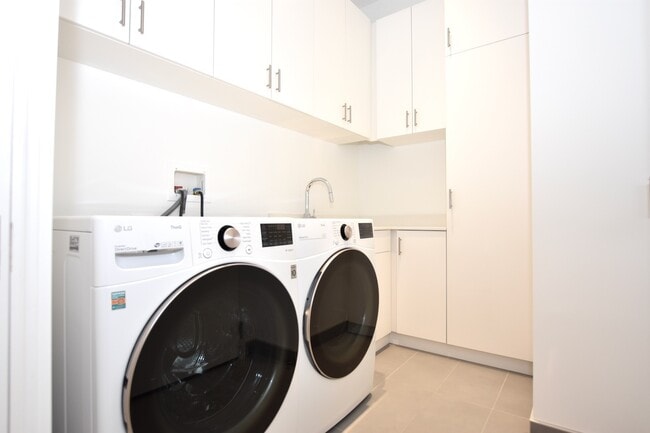 Building Photo - 60 E Randolph St