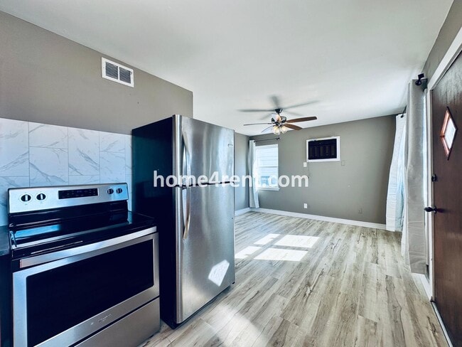 Building Photo - Two Bedroom Ranch Style Duplex Home in Grandview - Featuring Plenty of Natural Light, Fenced Yard...