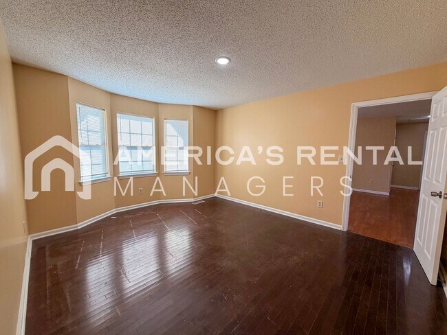 Building Photo - Modern 3BR/2BA – Easy Commute to Downtown!