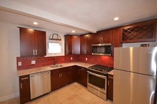 Building Photo - 128 Brooks St