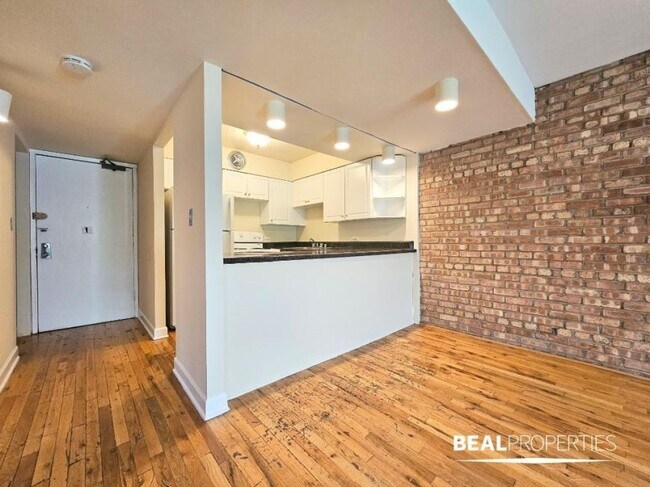 Building Photo - 2 bedroom in CHICAGO IL 60610