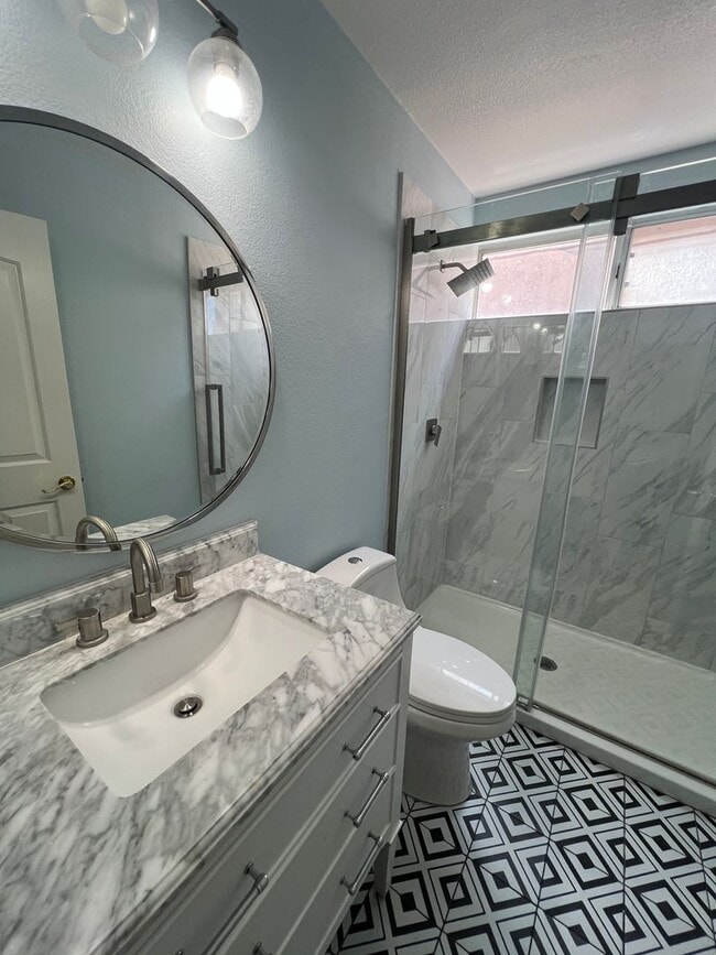 Building Photo - Beautiful Henderson Home!