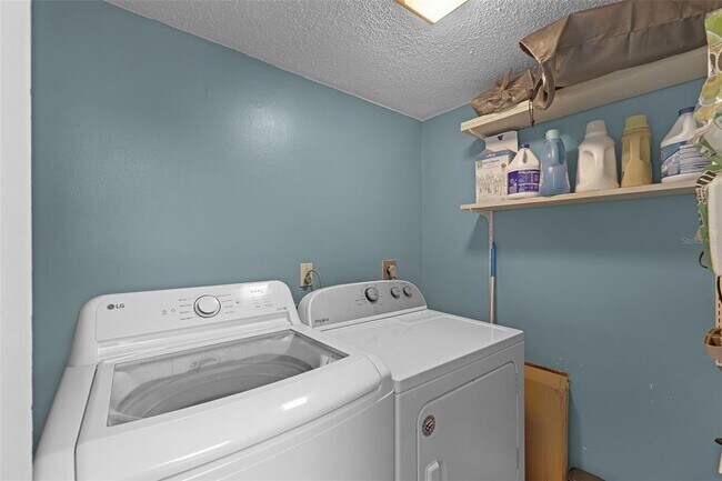 Building Photo - 260 Crown Oaks Way