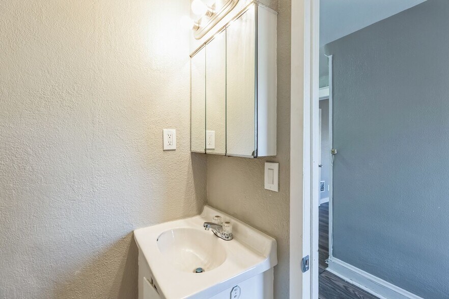 Building Photo - 1573 Jermain Dr