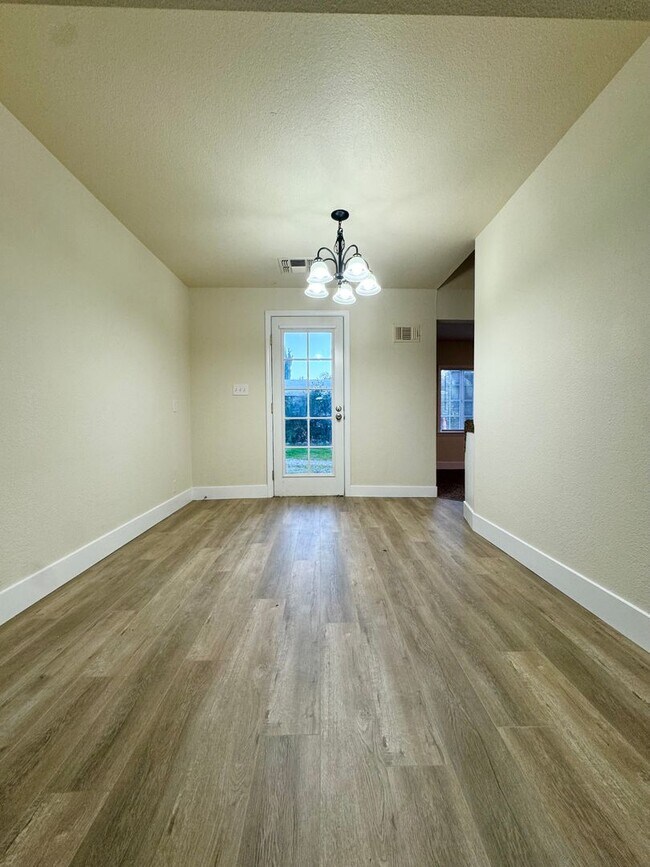 Building Photo - Spacious Country Home w/ HUGE SHOP!