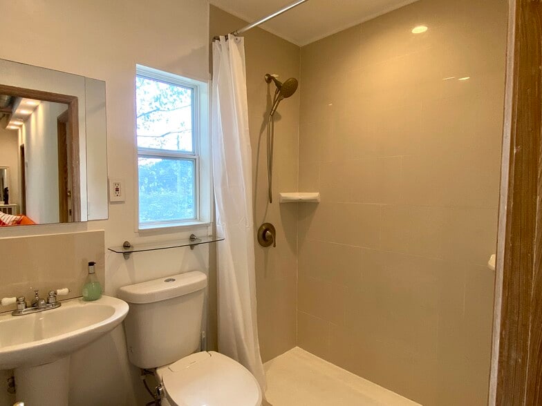 Building Photo - 500 NE 62nd St