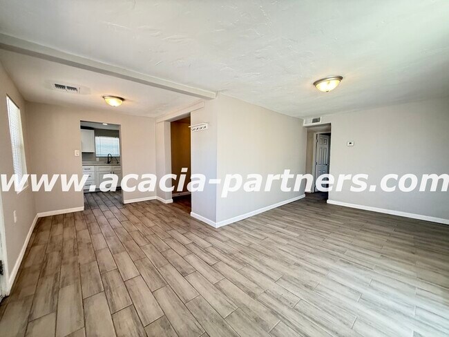 Building Photo - 2 Bedroom home on a large lot