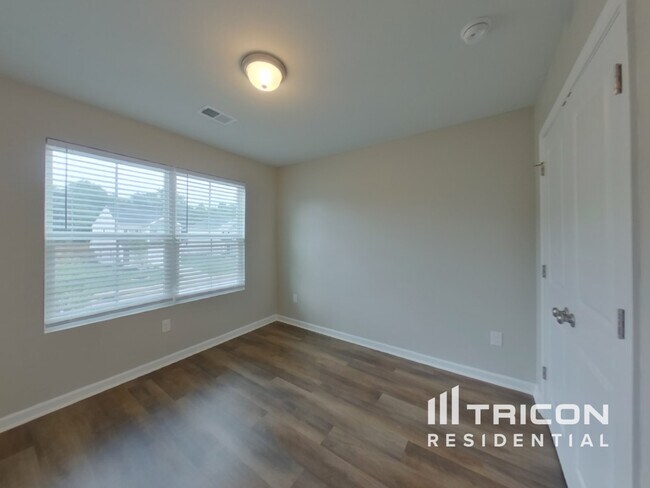 Building Photo - 1261 Paramount Dr