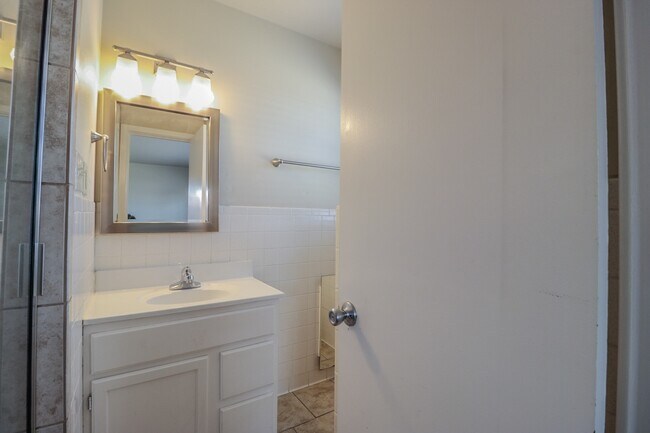 Building Photo - Cute & Cozy 3 Bedroom with Extra Storage!